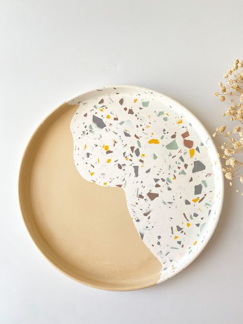 This terrazzo Round platter will be a statement piece in your home. This stylish and beautiful tray will be a dominant and effective decoration that will serve to emphasize the style and atmosphere of your home throughout the year.  It will perfectly decorate your kitchen, bathroom, hallway, bedroom, or living room, where it can be used to display candles, toiletries, fruit and other decorative and personal items. Every piece is mixed, casted, sanded, and sealed all by hand with care , making ev Ceramica Ideas, Catchall Tray, Round Serving Tray, Bathroom Hallway, Clay Diy Projects, Diy Ceramic, Patterned Plates, Keramik Design, Concrete Crafts