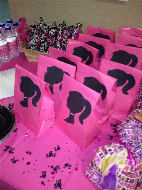 Barbie party Barbie Silhouette Party, Happy Birthday B, Barbie Party Decorations, Barbie Theme Party, 5th Birthday Party Ideas, Girl Bday Party, Barbie Birthday Party, Kids Favors, Barbie Theme