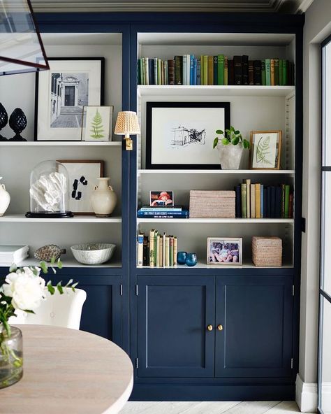 Bookshelf Styling Ideas. Navy Blue Built-in Bookcase. Accessorizing Ideas for Built-Ins. Home Decor for Bookshelves. Sims Hilditch, Parsons Green, Bookcase Styling, Built In Bookcase, Home Library, Home Office Design, Front Room, Room Table, Dining Room Table