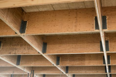 Material-efficient Kerto LVL beams also made the hall’s disassembly, interim storage and assembly easier, as everything fit together precisely and nothing needed to be added to the roof beam structure, for example. Market Hall Architecture, Temporary Building, H Beam Structure, Lvl Beam, Mass Timber Building, Timber Auditorium, Hall And Oates, Beam Structure, Sports Hall