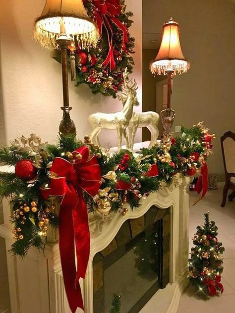 Diy Christmas Fireplace, Dreamy Christmas, Mantle Ideas, Fireplace Designs, Christmas Fireplace Decor, Xmas Deco, Gold Christmas Decorations, Christmas Mantel Decorations, Christmas Themes Decorations