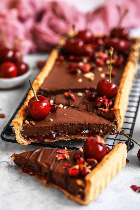 Vegan Chocolate Cherry Tart - UK Health Blog - Nadia's Healthy Kitchen Tart Cherry Recipes Healthy, Cherry Recipes Vegan, Tart Cherry Recipes, Cherry Recipes Healthy, Chocolate Cherry Tart, Cherry Recipes Dessert, Vegan Tarts, Cherry Desserts, Cherry Recipes