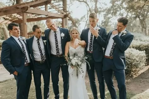 Cute Wedding Party Photos, Wedding Photos Of Family, Groomsmen And Bride Pictures, Groomsmen With Bride Photos, Must Have Bridal Party Photos, Groomsman First Look At Bride, Bride With Groomsmen Pictures Funny, Wedding Day Pictures Must Have Wedding Photography, Bride And Groomsmen Photos