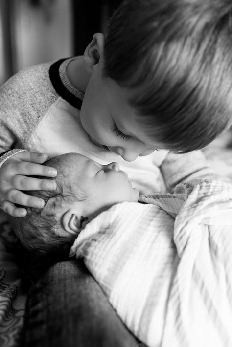 Neutral Sibling Pictures, Newborn Shoot With Parents And Sibling, Black And White Newborn Family Pictures, Newborn Family Photos Bed, Brothers Newborn Pictures, Newborn And Older Sibling Photo Ideas, Twin Newborn Lifestyle Photography At Home, Newborn Family Photos Nursery, Easy At Home Newborn Pictures