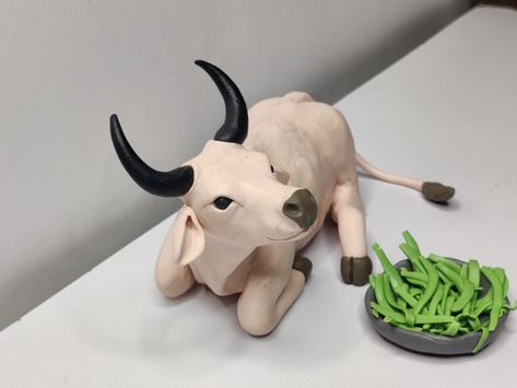 How To Make A Cow Out Of Clay, Cow Clay, Cow Diy, Tape Sculpture, Cow Sculpture, Clay Cow, Birthday 27, Bull Cow, Cow Head