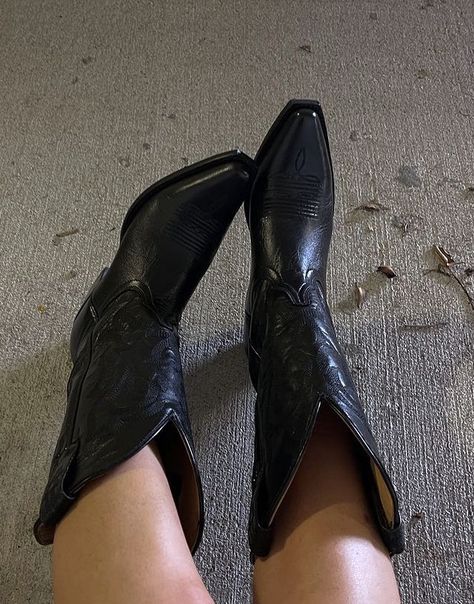 Black Country Boots, Texan Aesthetic, Vaqueras Aesthetic, Black Boots Aesthetic, Cowgirl Boots Black, Black Cowboy Boots Outfit, Cowboy Boots Vintage, Cowboy Boots Black, Black Cowgirl Boots