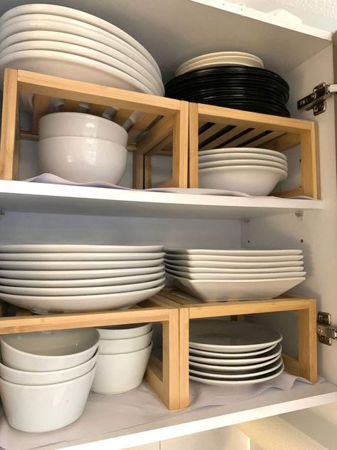 Plates Bowls Organization, Glass Drawer Kitchen, House Organisation Aesthetic, Aesthetic Kitchen Stuff, Cute Kitchen Ideas Apartments, College Kitchen Ideas, Tiny Kitchen Storage Ideas, Modern Pantry Ideas, Minimalist Kitchen Organization