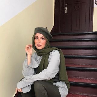 Beret And Scarf Outfit, Beret With Hijab, New Hijab Style, Beret Outfit, Green Vibe, The Grass Is Greener, Grass Is Greener, Chicago Outfit, Hijabista Fashion