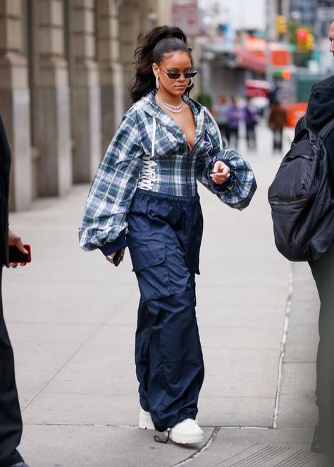 Corset Outfit Street Style, 90s Party Outfit, Rihanna Street Style, Looks Rihanna, Party Outfit Ideas, Rihanna Outfits, Rihanna Looks, Fenty X Puma, 90s Party