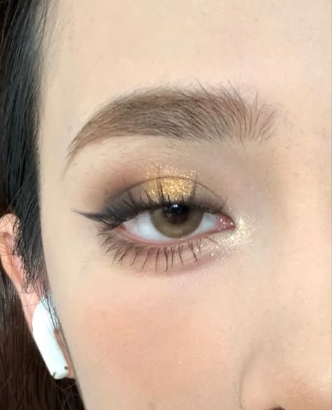 Angelic Makeup Look Natural, Gold Pearl Makeup, Gold Makeup Simple, Golden Douyin Makeup, Brown And Gold Makeup, Gold Eyeliner Looks, Makeup Gold, Golden Eye Makeup, Golden Makeup