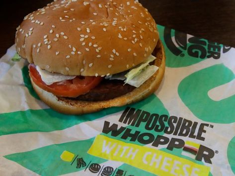 Burger King's new meatless Whopper isn't completely vegetarian - INSIDER Impossible Whopper, Meatless Burgers, Impossible Burger, Plant Based Burgers, Meat Alternatives, Vegan Burgers, Vegan Fitness, Fast Food Chains, Delicious Burgers