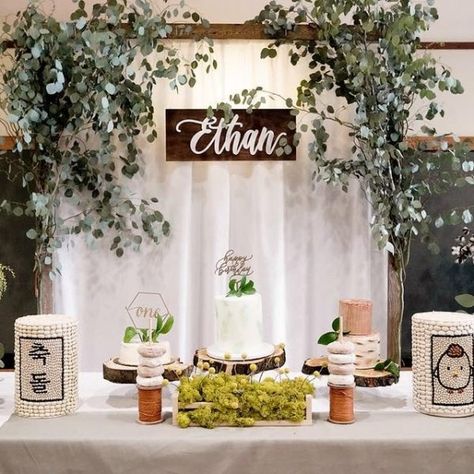 Ethan's Woodland Theme First Birthday | Doljabi - Doljanchi Korean 1st Birthday Party Planning Source Woodland Theme First Birthday, Korean 1st Birthday, Korean First Birthday, Theme First Birthday, Party Themes For Boys, Wooden Cake, Birthday Party Planning, Woodland Theme, 1st Birthday Party