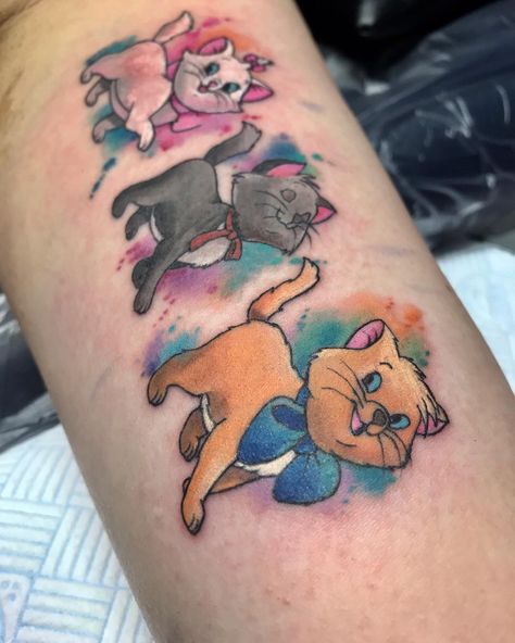 Photo by (fkirons) on Instagram | #worldfamousink #aristocats #aristocatstattoo #disneytatts #disneytattooart #disneytattooworld #disneyobsessed #sammiejonestattoo #watercolourtattoo #watercolortattoo Aristocats Tattoo, Disney Watercolor Tattoo, Cute Disney Tattoos, Disney Inspired Tattoos, Disney Sleeve Tattoos, Black Cat Drawing, Disney Sleeve, Ink Therapy, Rock Painting Tutorial