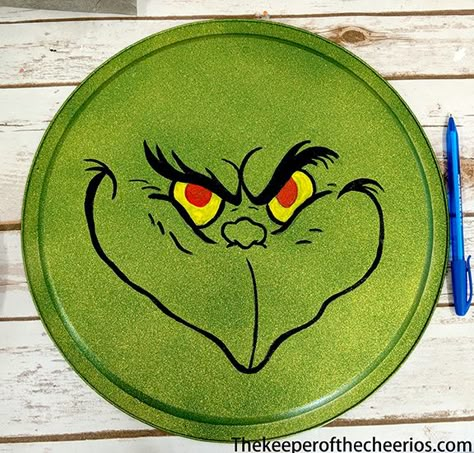 Grinch Clothespin Pizza Pan Wreath - The Keeper of the Cheerios Grinch Pizza Pan Door Hanger, Pizza Pan Gingerbread Man, Pie Pan Crafts, Painted Pizza Pan, Grinch Pizza Pan, Christmas Pizza Pan Crafts, Pizza Pan Door Hanger Diy, Grinch Ornament, Pizza Pan Crafts