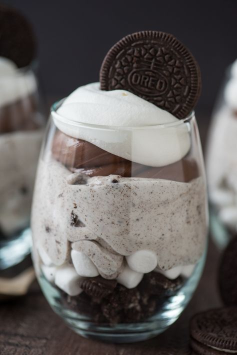 Over the Top Chocolate Cheesecake Oreo Parfaits - this is the BEST chocolate parfait! Oreo Parfait Cups, Parfaits Desserts, Oreo Parfait, Fruits Dessert, Chocolate Parfait, Kue Macaroon, Cheesecake Oreo, Parfait Desserts, Parfait Recipes