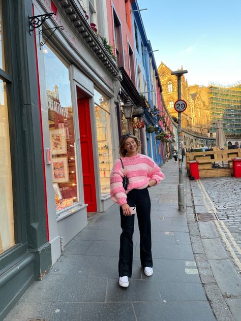 Colourful Outfits Aesthetic Winter, Pink Knit Jumper Outfit, Colourful Jumper Outfit, Dublin Street Style, Pink Jumper Outfit, London Girl Style, British Style Women Outfits, Outfits To Wear In London, Knitted Jumper Outfit