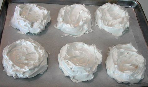 Meringue Shells Recipe, Merangue Pie, Meringue Shells, Housewife Recipes, Pie Topping, Zucchini Cakes Recipe, Baked Meringue, Mini Cups, Paleo Recipes Dessert