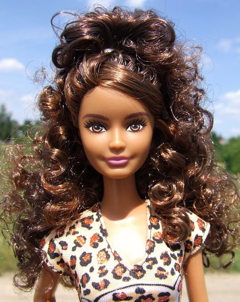 Barbie With Curly Hair, Brown Barbie, Barbie Hairstyle, Made To Move Barbie, Custom Barbie, Face Mold, Barbie Diorama, Barbie Hair, Bijoux Fil Aluminium