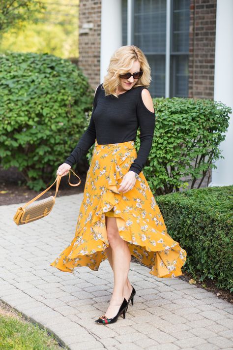 Yellow Floral Skirt Outfit, Yellow Maxi Skirt Outfit, Rap Skirt, Skirt Outfit Plus Size, Floral Skirt Outfit, Yellow Skirt Outfits, Yellow Maxi Skirt, Mustard Yellow Skirts, Yellow Maxi Skirts