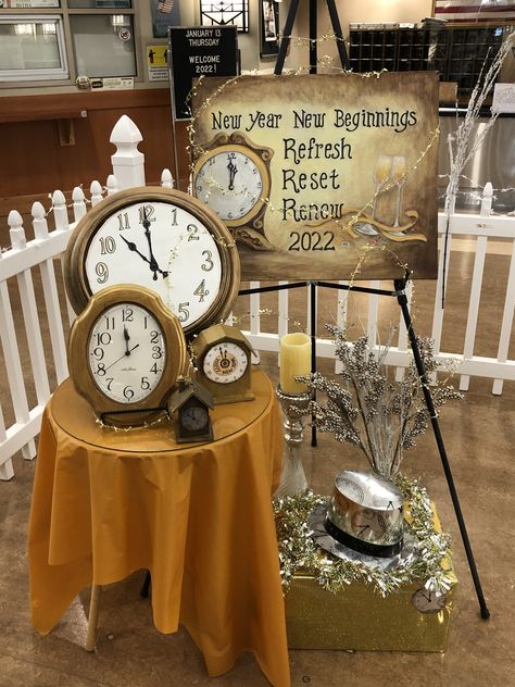 Wall Clock With Pictures, Wall Clock Decor Ideas, New Year Clock, Clock Decor Ideas, Silver Wall Clock, Wall Clock Decor, Wall Clock Living Room, Church Christmas Decorations, Wall Clock Vintage