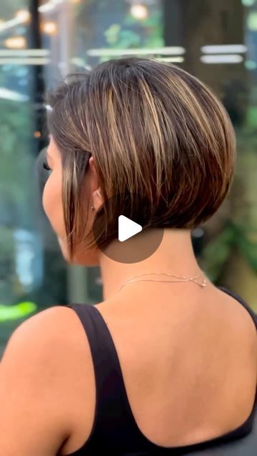 @kurze.haare.stylen on Instagram: "🤩💐🔥👉🏼 @alisonallvess 
.
.
#bob #bobhairstyles #lobhaircut #frisuren #pixiebob #pixie #haircolor #shorthair #pixiecut #pixiehaircutstyle #pixiebob #pixiebobhaircut" Neck Length Bob Haircut, Styling Short Hair Bob, Short Angled Bob Haircut Stacked, Pixie To Bob Transition, Very Short Bob With Bangs, Growing A Pixie Into A Bob, Sassy Bob Haircut, 2024 Bob Hair Trends, Short Inverted Bob