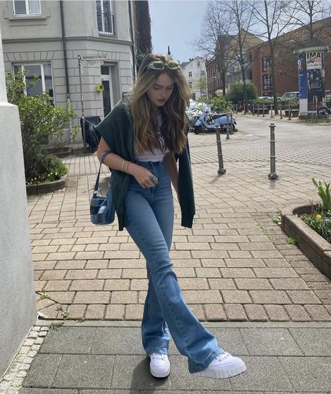 Bell Jeans Outfit Aesthetic, Elephant Jeans Outfit, Cutbray Jeans Outfit, Summer Denim Fitted Flares, Elephant Pants Outfit Denim, Flared Jeans Coquette Outfit, Bellbottom Jean Outfits, Flare Jeans Outfit Aesthetic, Bootleg Jeans Outfit