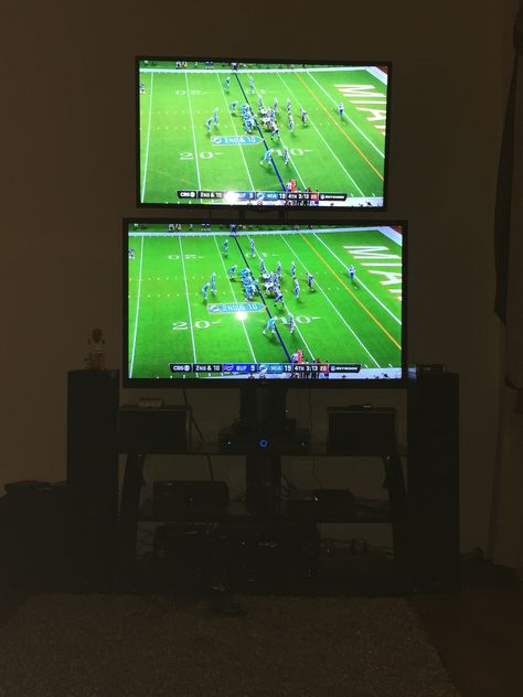 This is how to watch football!! Watching Football On Tv, Football On Tv, Football Snap, Watching Football, Tv Watching, Monday Night Football, Watch Football, Monday Night, Football Game