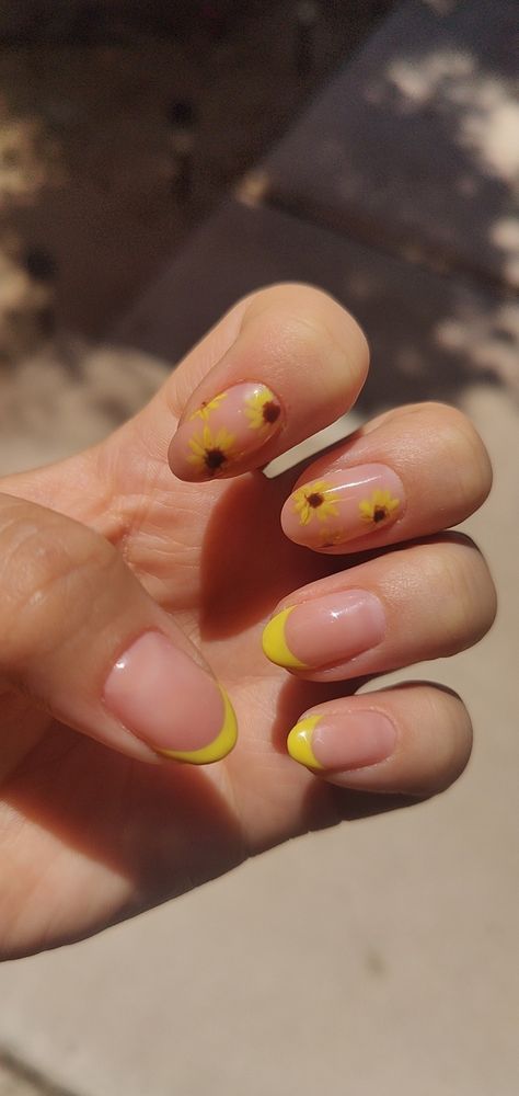 Nails Designs September, Sunflower Gel Nails Ideas, Nails Sunflower Design Simple, Gel Nail Designs Sunflower, You Are My Sunshine Nails, Nails For August 2023, Nails To Go With Yellow Dress, Mail Ideas Summer, Disney Princess Inspired Nails