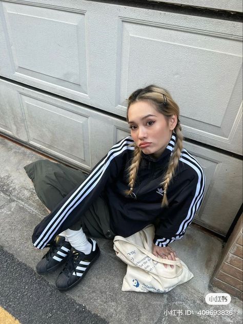 Superstars Outfit, Winter Shoes 2023, Early Winter Outfits, Adidas Jacket Outfit, Khaki Midi Skirt, Blokette Core, Adidas Aesthetic, Adidas Superstar Outfit, Aesthetic Adidas