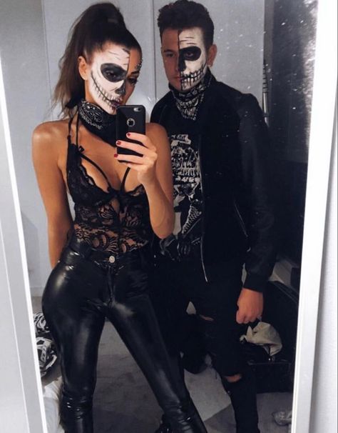 Hallowen Idea, Makijaż Sugar Skull, Couple Costumes For Halloween, Scary Couples Halloween Costumes, Halloween Makeup Clown, Halloweenský Makeup, Creepy Halloween Costumes, Halloween Parejas, Costumes For Halloween