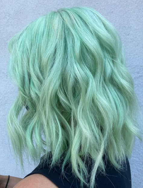 Mint Peekaboo Hair, Green With Blonde Hair, Seafoam Green Hair Color, Light Green Hair Highlights, Mint Hair Color Pastel, Mint Colored Hair, Mint Green Hair Aesthetic, Mint Hair Aesthetic, Pastel Green Hair Color