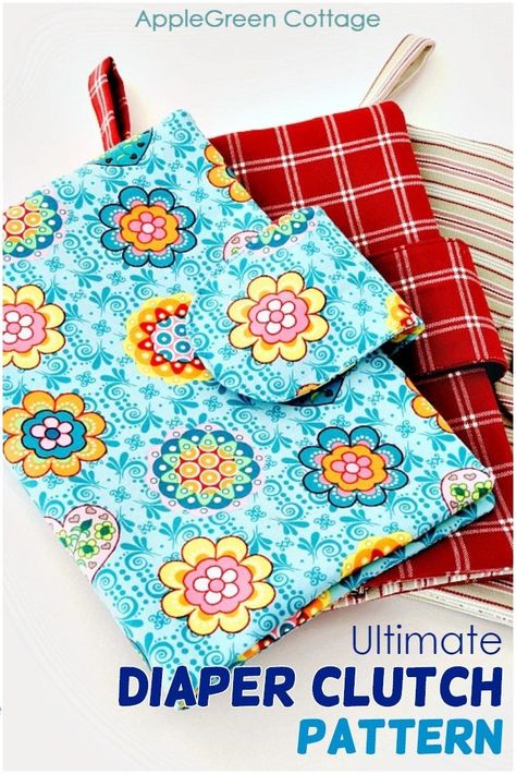 Ultimate diaper clutch to sew now. The best gift for new moms and an excellent baby shower present. A convenient and stylish solution to carry baby diapers and wipes wherever you go. This stylish diaper clutch (nappy wallet) pattern is a great solution for moms with babies on the go. Super-handy for a quick diaper change! #sewingpattern #sewing #baby #babyaccessories #babyshower Wallet Pattern Free, Clutch Sewing, Nappy Wallet, Clutch Pattern, Sewing Projects Free, Diy Wallet, Diy Baby Gifts, Sewing Projects For Kids, Easy To Sew