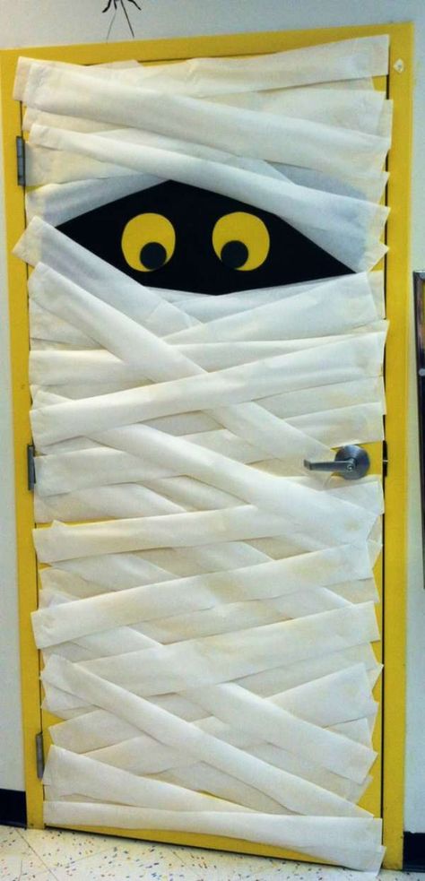 Une momie d'Halloween sur la porte. 22 Idées très chouettes pour décorer la porte de la classe Deco Porte Halloween, Halloweenpyssel Barn, Porta Halloween, Veselý Halloween, Diy Halloween Dekoration, Dekorasi Halloween, Halloween Fest, Halloween Decor Diy, Easy Diy Halloween Decorations