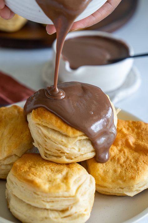 A hidden gem of Southern cuisine, Chocolate Gravy is perfect for pouring over warm, flaky biscuits. This recipe will astonish and delight anyone who’s yet to experience its comforting charm. Chocolate Gravy Recipe, Bacon Gravy, Chocolate Gravy, Mushroom Gravy Recipe, Southern Comfort Food, Sweet Potato Pancakes, Flaky Biscuits, Pumpkin Waffles, Southern Cuisine