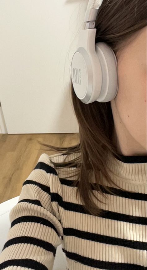 Jbl Tune 710bt Aesthetic, Earphone Aesthetic Girl, Jbl Kulaklık Aesthetic, Music Therapy Aesthetic, Earphone Aesthetic, Jbl Earphones, Aesthetic Earphones, Earphones Aesthetic, Therapy Aesthetic