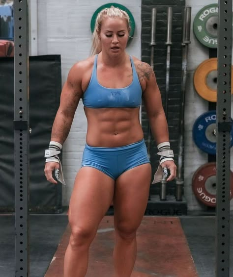 Muscular Back Women, Crossfit Motivation Women, Tone Muscles Women, Female Powerlifter, Dani Speegle, Female Sprinter, Female Crossfit Athletes, Crossfit Body, Muscle Mommies