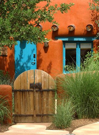 Adobe style gate and courtyard...totally   AZ...totally luv it!!! Southwestern Courtyard Ideas, Mexican Gate, Modern Adobe House Exterior, Adobe House Exterior, Modern Adobe House, Courtyard Gate, Adobe Homes, Colour Palate, Craftsman Details