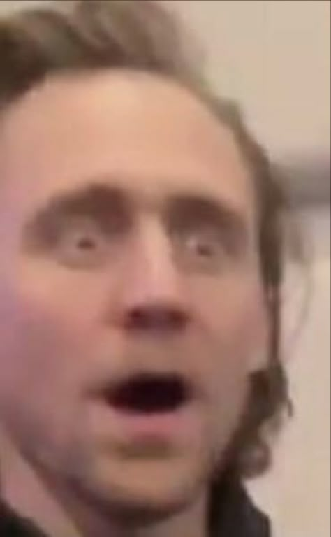 Loki Cute Pics, Tom Hiddleston Funny Photos, Funny Man Pictures, Funny Tom Hiddleston Pictures, Loki Laughing, Funny Celebrity Pics, Loki Laufeyson Meme, Tom Hiddleston Funny, Funny Tom