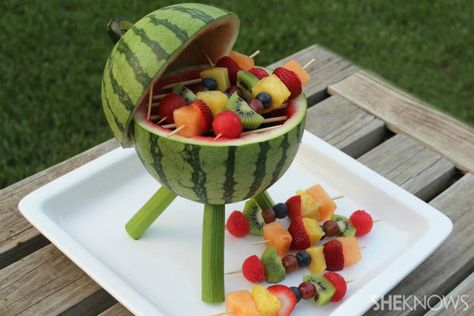 Watermelon grill with fruit kabobs You may have heard of grilled watermelon, but have you ever heard of a watermelon grill? Surprise guests at your next barbecue with this watermelon centerpiece that's functional and edible. Add some fruit kabobs, and you've got a grill that will thrill. Watermelon Centerpiece, Decorações Com Comidas, Watermelon Carving, Fruit Kabobs, Veggie Tray, Snacks Für Party, Fruit Recipes, Creative Food, Fruits And Veggies