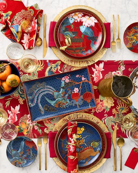 Chinoiserie Tablescape, Asian Dinnerware, Pretty Tablescapes, Chinoiserie Plates, Food Bouquet, Pretty Table Settings, Chinese Pattern, Unique Plates, Table Setting Decor