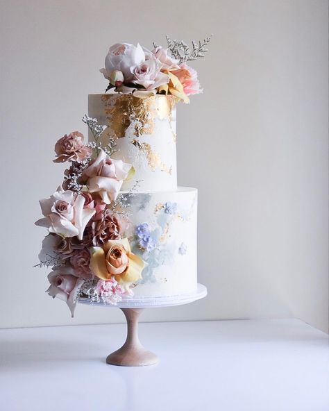 Saadia-Canberra Cake Designer on Instagram: “Everything plus More 👌🏻💕 for “ Felicity and James “ the gorgeous bride who received the vintage cookie gift pack from her sisters . Top…” Korean Wedding Cake, Wedding Cake Centerpieces, Wedding Cake Options, Wedding Cake Toppers Unique, Black Wedding Cakes, Wedding Cake Ideas, Fresh Flower Cake, Wedding Treats, Amazing Wedding Cakes