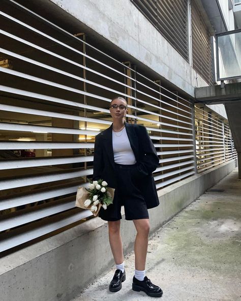 Darcy Owen on Instagram: “Loved these flowers apparently🤷🏽‍♀️” Tailored Shorts Outfit, Black Loafers Outfit, Shorts Outfit Casual, Styling Shorts, Bermuda Shorts Outfit, Black Shorts Outfit, Short Pants Outfit, Jean Short Outfits, Classy Streetwear