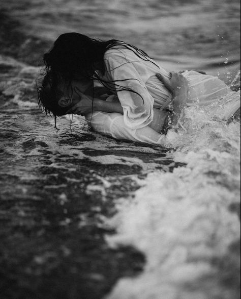 White Dress In Water, Underwater Poses, Photoshoot White Dress, Pool Photoshoot, Underwater Photoshoot, Water Photoshoot, Pool Poses, Black And White Beach, Creative Photoshoot