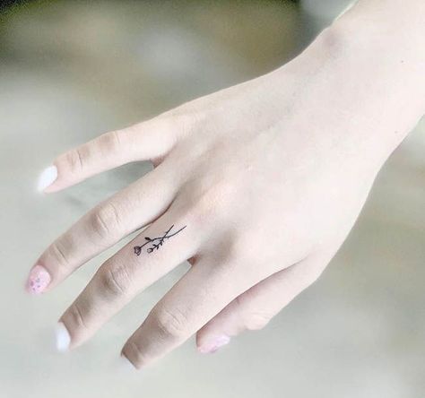 A dainty floral finger tattoo by @chorong_tattooer- Dainty finger tattoo ideas Finger Tattoos With Meaning, Side Finger Tattoos, Inner Finger Tattoo, Flower Finger Tattoos, Finger Rose Tattoo, Middle Finger Tattoos, Finger Tattoos For Couples, Thumb Tattoos, Our Mindful Life