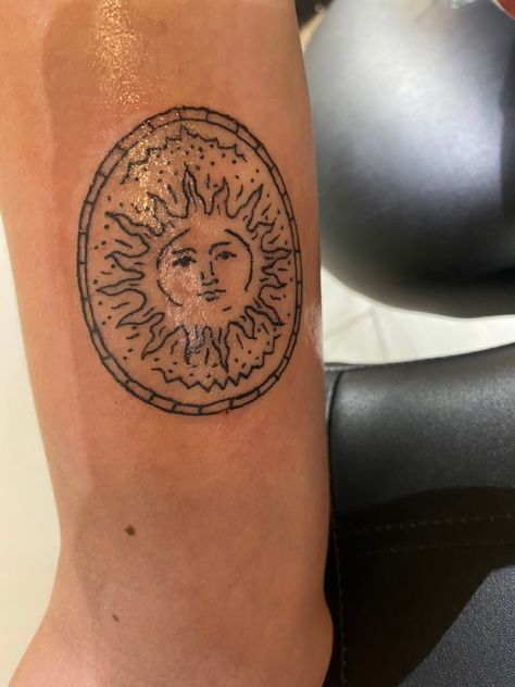 Hippy Tattoos For Women, Vintage Sun Tattoo, Mexican Sun Tattoo, Henna For Guys, Sublime Sun Tattoo, Hippie Tats, Sun With Face Tattoo, 70s Tattoo, Hippy Tattoo