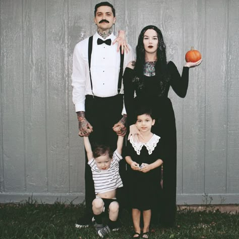 Family Halloween Costumes Aesthetic, Dark Family Costumes, Halloween Family Portrait Ideas, Dracula Family Costume, Costumes Family Ideas For 3, Addams Family Photoshoot Ideas, Halloween Family Aesthetic, Adams Family Photoshoot Ideas, Family Adams Family Costumes