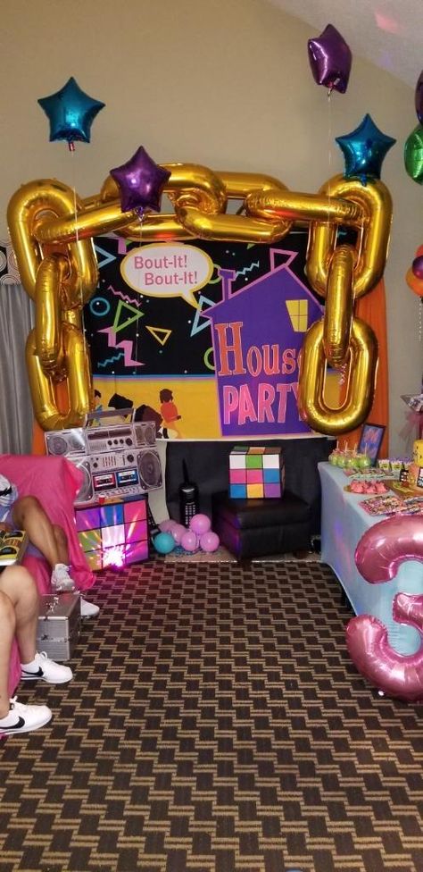 90s Gold Link Chain House Party Balloon Garland House Party Theme Birthday Ideas, House Party Movie Themed Party, 80s House Party Decorations, House Party Birthday Theme, 2000 House Party, 90s Party For Men, House Party 90s Theme, 2000s Block Party, 90s House Party Theme Decorations