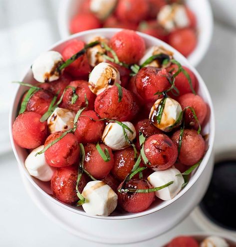 Watermelon Basil Salad with Mozzarella + Balsamic Glaze: a refreshingly delicious dish that's soooo easy to make & perfect for the summer! Watermelon Mozzarella Salad, Mozzarella Balsamic, Watermelon Basil Salad, Watermelon Basil, Balsamic Glaze Recipes, Baked Potato Chips, Basil Salad, Broccoli Pesto, Wild Rice Salad