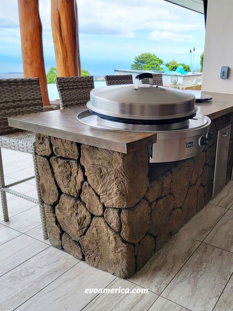 Outdoor kitchen with an Evo grill and a beautiful view! Evo Grill, Unique Appliances, Grill Outdoor, Luxury Appliances, Backyard Kitchen, Prepared Food, Social Space, Stainless Steel Cleaning, Cooktops