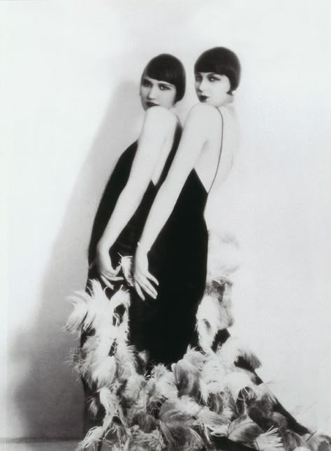 Flapper Fashion At The Beginning Of 1920s Dolly Sisters, Flapper Girls, Style Année 20, 1920s Women, 1920's Flapper, Louise Brooks, Flapper Girl, 20s Fashion, 1920s Flapper